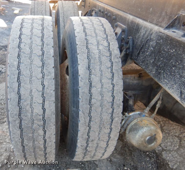 image for item DN2666 2000 International 4900  dump truck