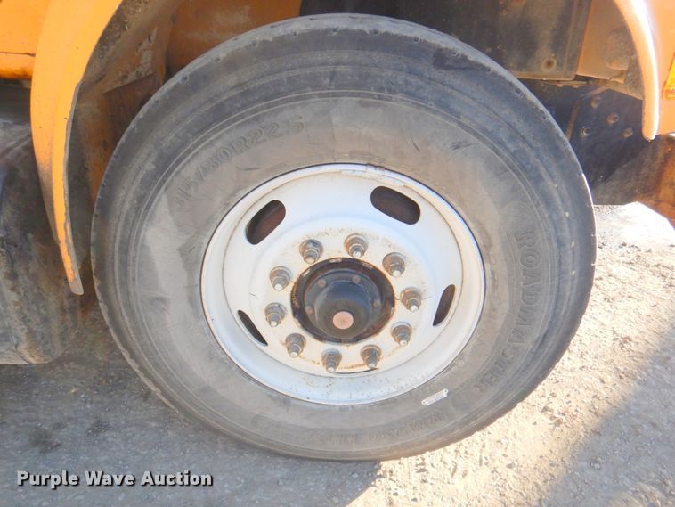 image for item DN2666 2000 International 4900  dump truck