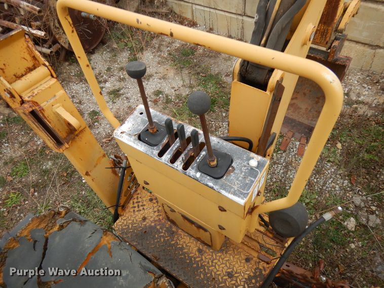 image for item IO9548 1999 Vermeer V8100  trencher