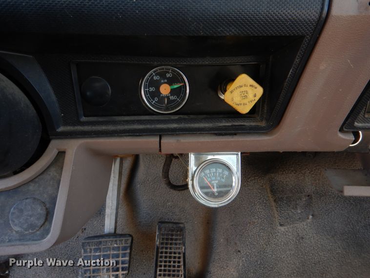 image for item JD9469 1998 Ford F800  dump truck