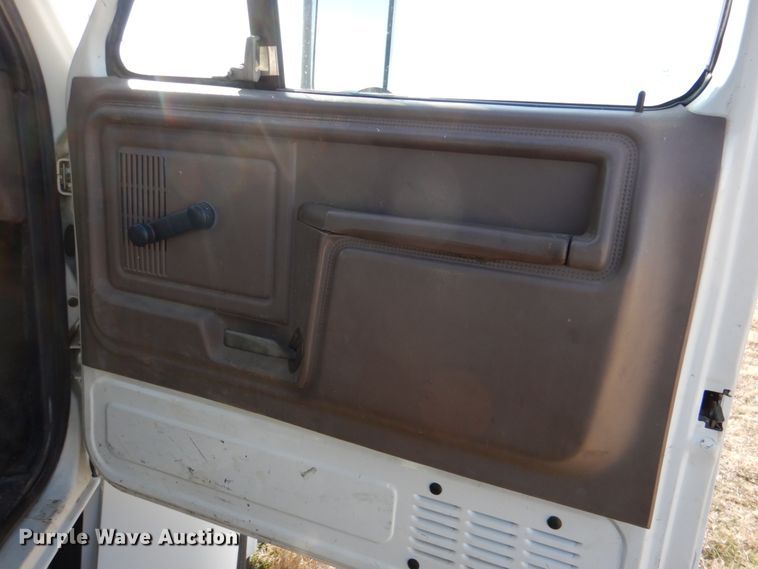 image for item JD9469 1998 Ford F800  dump truck