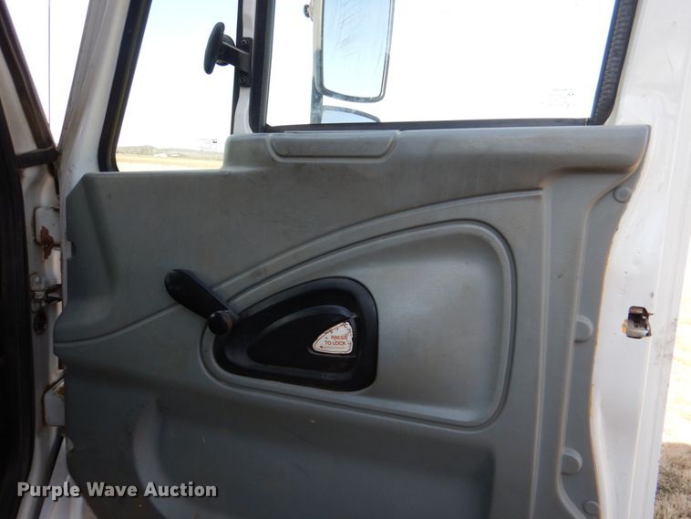 image for item JD9470 2007 International 4300  dump truck