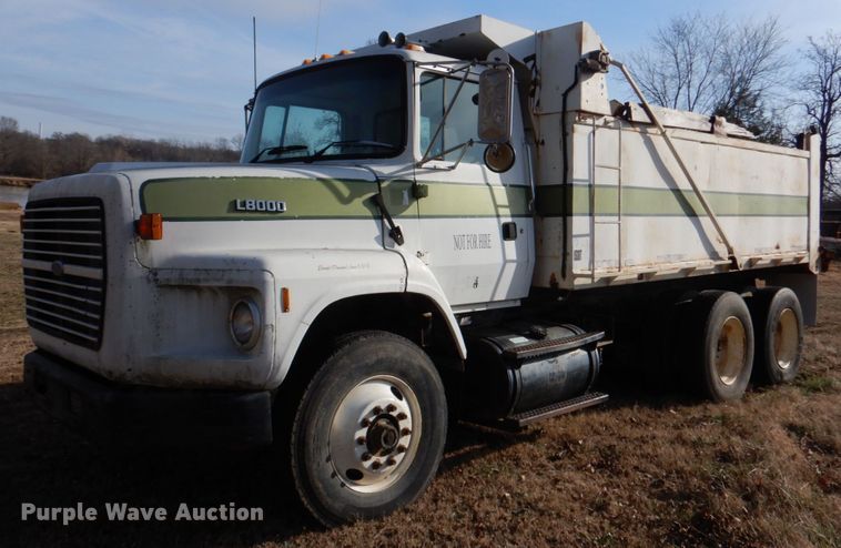 image for item JD9471 1995 Ford L8000  dump truck