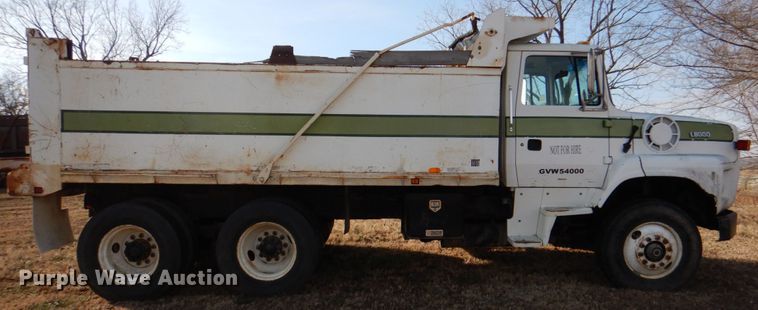 image for item JD9471 1995 Ford L8000  dump truck
