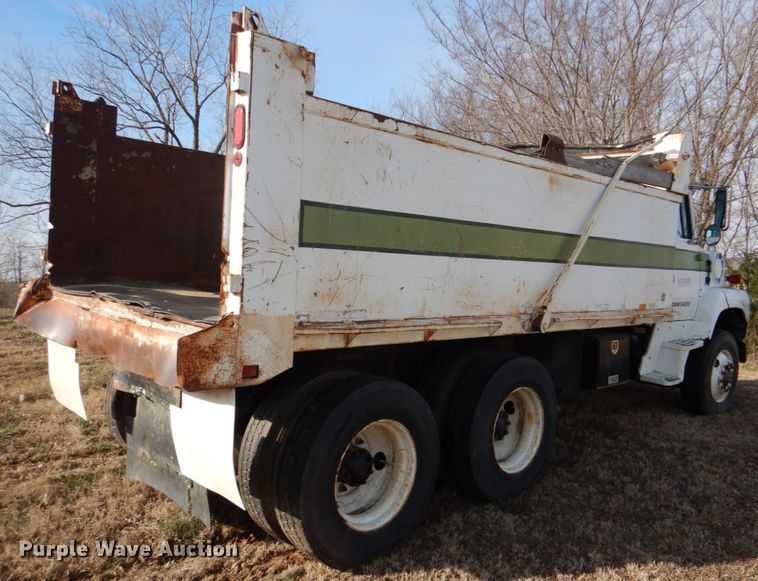 image for item JD9471 1995 Ford L8000  dump truck