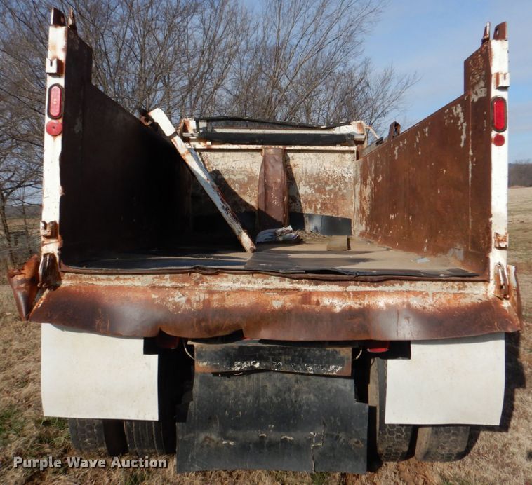 image for item JD9471 1995 Ford L8000  dump truck