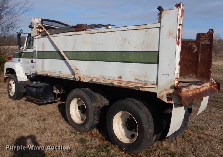 image for item JD9471 1995 Ford L8000  dump truck