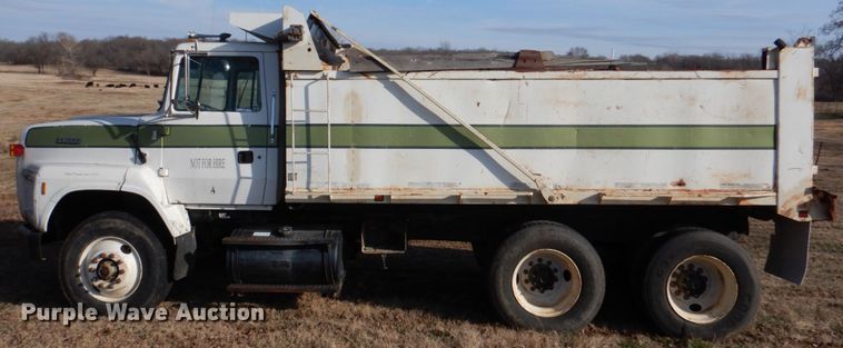 image for item JD9471 1995 Ford L8000  dump truck
