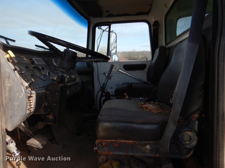 image for item JD9471 1995 Ford L8000  dump truck