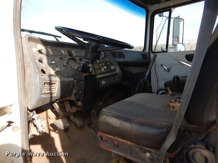 image for item JD9471 1995 Ford L8000  dump truck