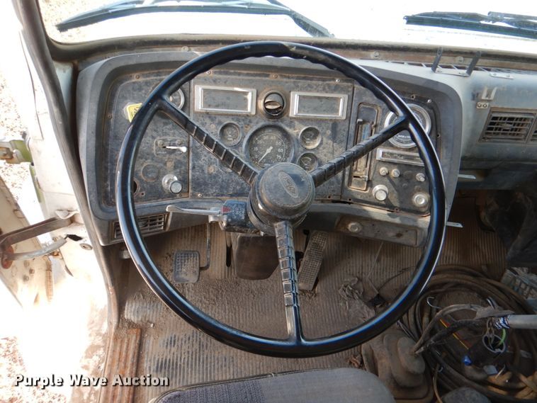 image for item JD9471 1995 Ford L8000  dump truck