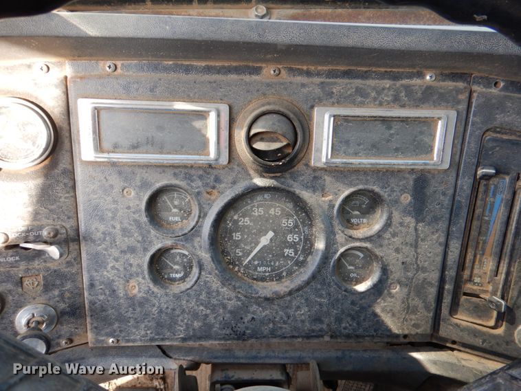 image for item JD9471 1995 Ford L8000  dump truck