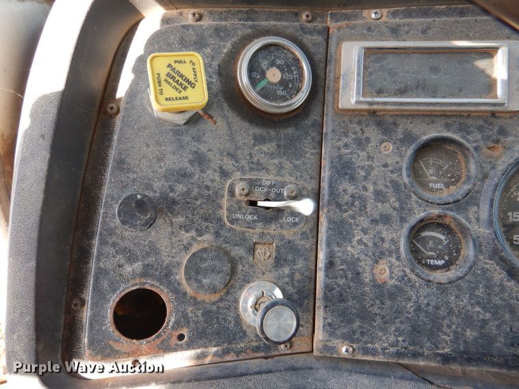 image for item JD9471 1995 Ford L8000  dump truck