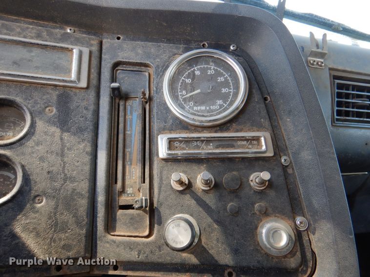 image for item JD9471 1995 Ford L8000  dump truck