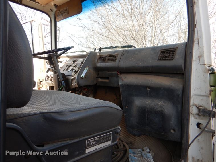 image for item JD9471 1995 Ford L8000  dump truck