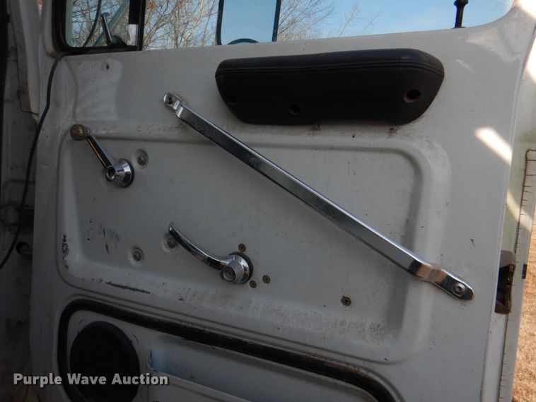 image for item JD9471 1995 Ford L8000  dump truck