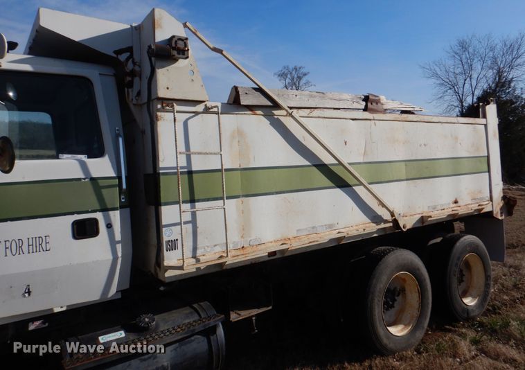 image for item JD9471 1995 Ford L8000  dump truck