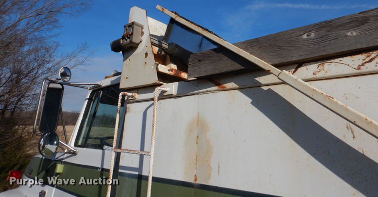 image for item JD9471 1995 Ford L8000  dump truck