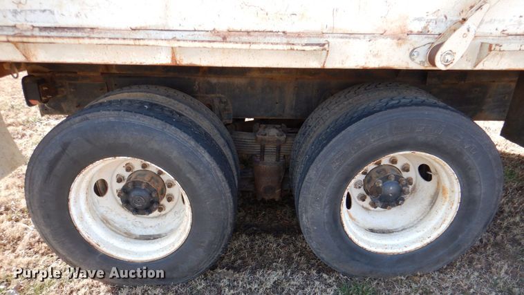 image for item JD9471 1995 Ford L8000  dump truck