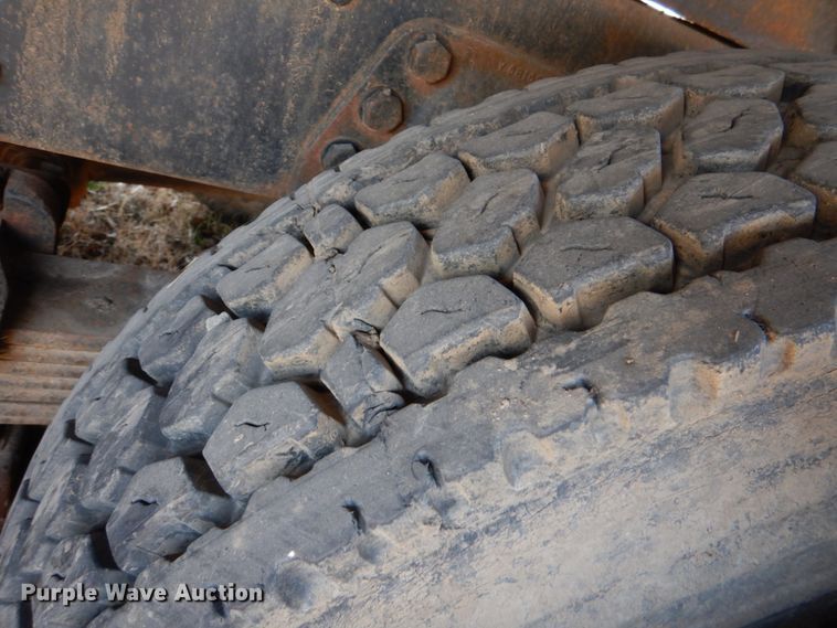 image for item JD9471 1995 Ford L8000  dump truck