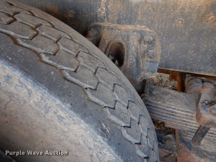 image for item JD9471 1995 Ford L8000  dump truck