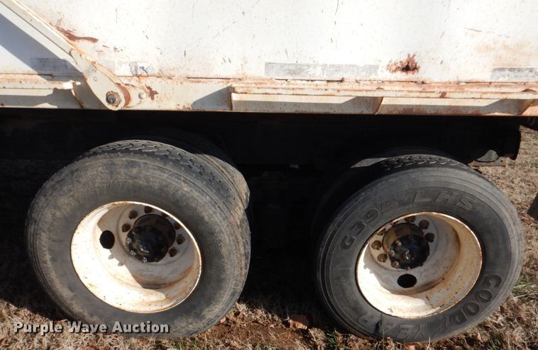 image for item JD9471 1995 Ford L8000  dump truck