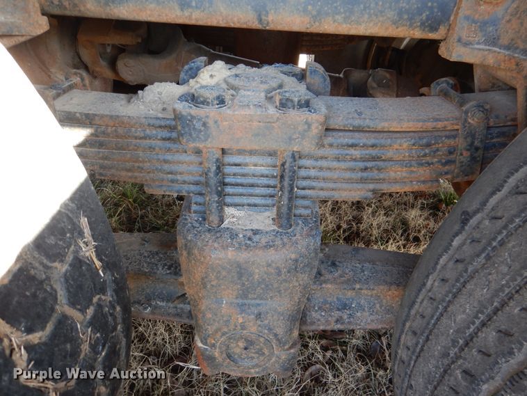 image for item JD9471 1995 Ford L8000  dump truck