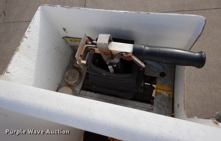 image for item JH9892 2015 International TerraStar  bucket truck