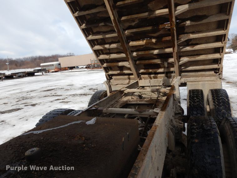 image for item JK9839 1989 Ford L8000  dump truck