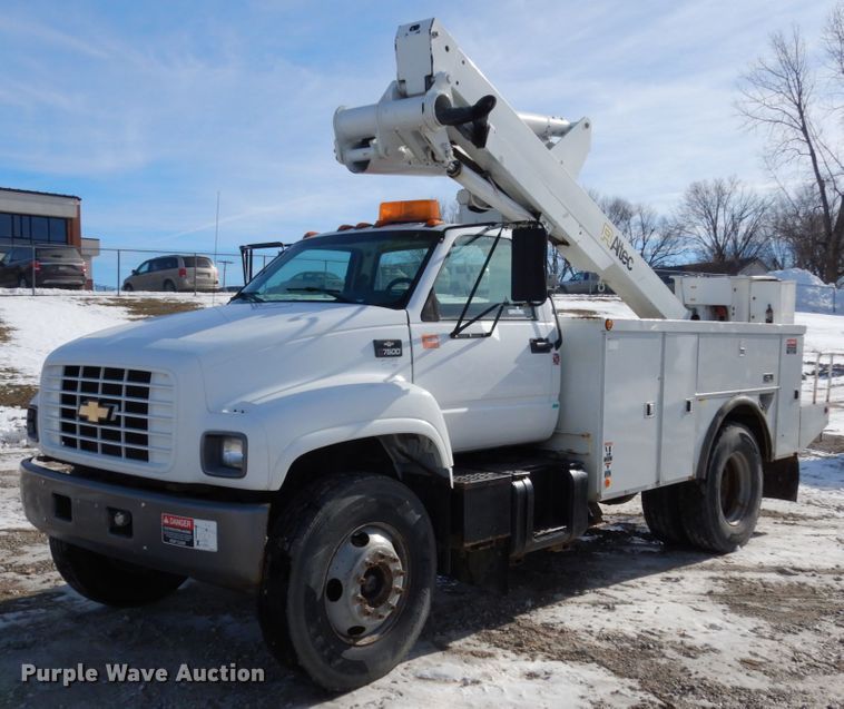 image for item JK9843 2001 Chevrolet C7500  bucket truck