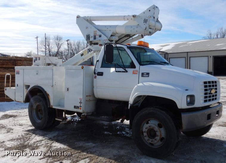 image for item JK9843 2001 Chevrolet C7500  bucket truck