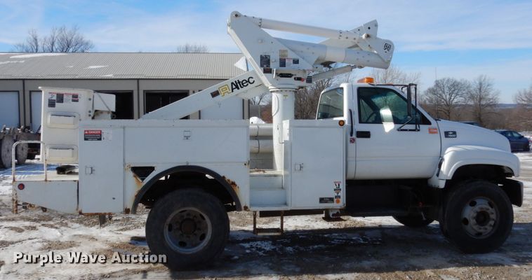image for item JK9843 2001 Chevrolet C7500  bucket truck