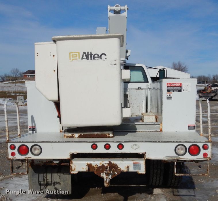 image for item JK9843 2001 Chevrolet C7500  bucket truck