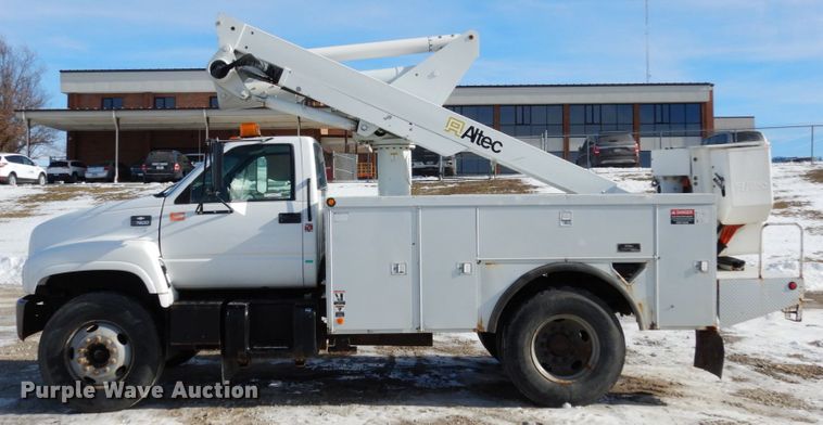 image for item JK9843 2001 Chevrolet C7500  bucket truck