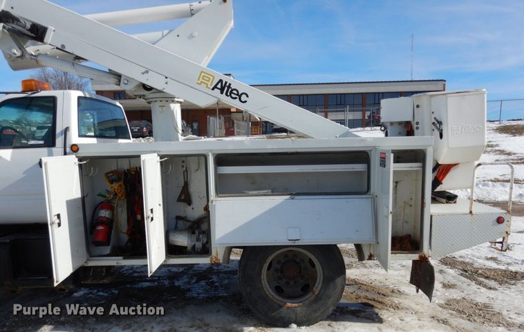 image for item JK9843 2001 Chevrolet C7500  bucket truck