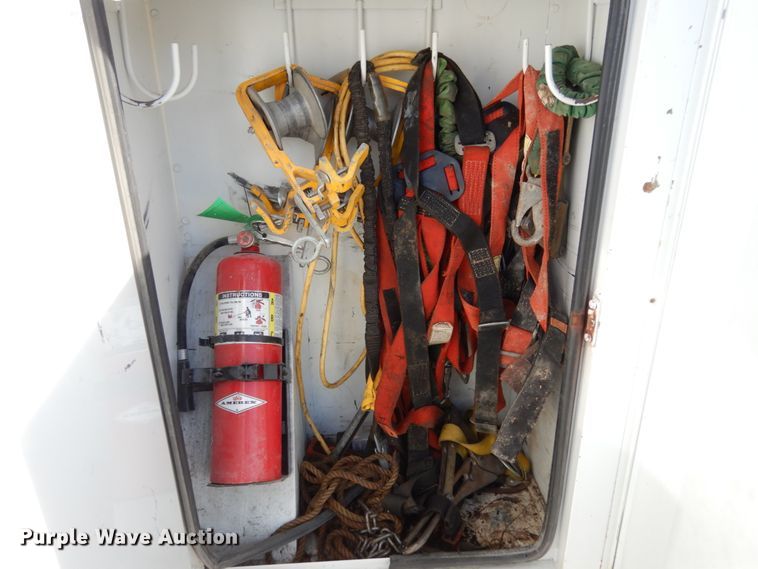 image for item JK9843 2001 Chevrolet C7500  bucket truck