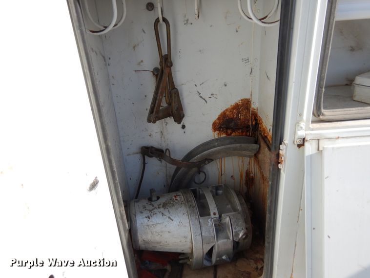 image for item JK9843 2001 Chevrolet C7500  bucket truck