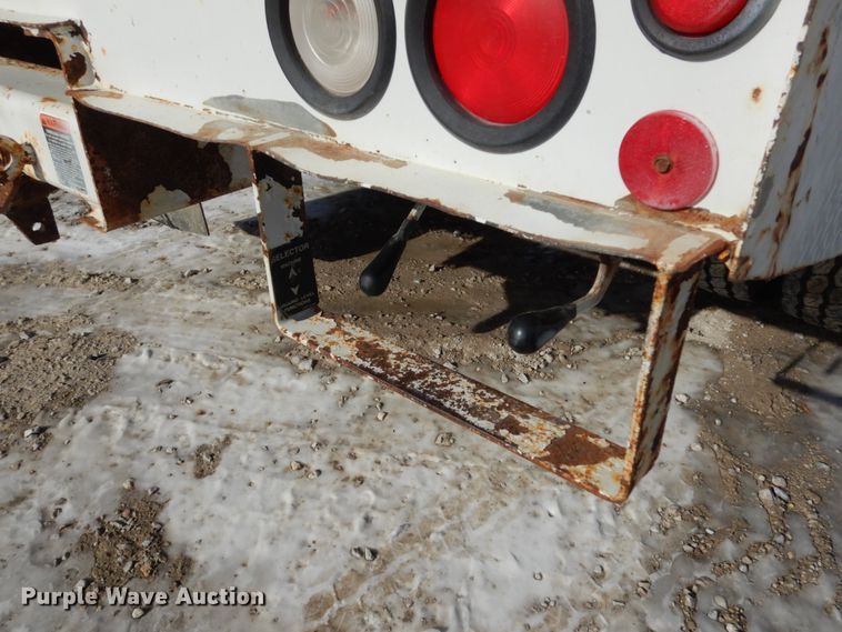 image for item JK9843 2001 Chevrolet C7500  bucket truck