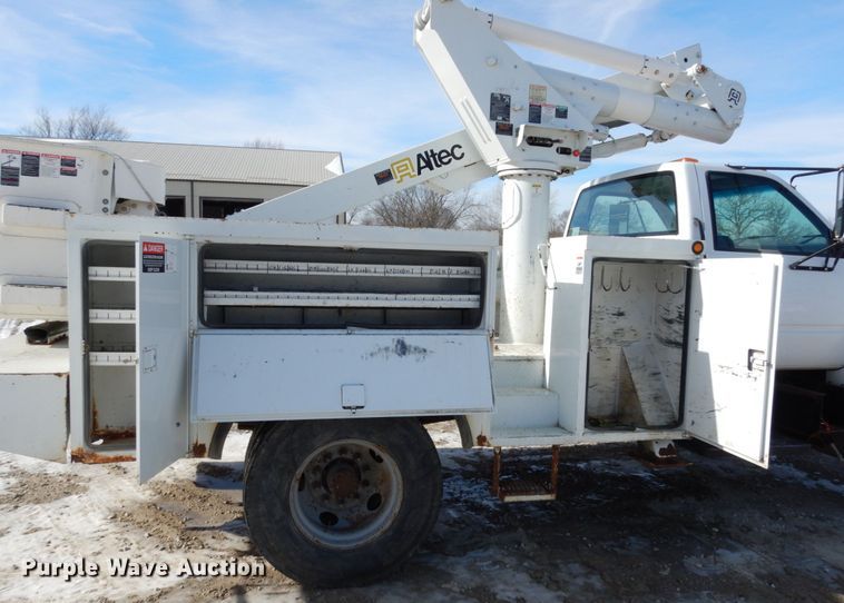 image for item JK9843 2001 Chevrolet C7500  bucket truck