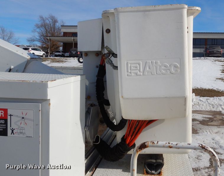 image for item JK9843 2001 Chevrolet C7500  bucket truck