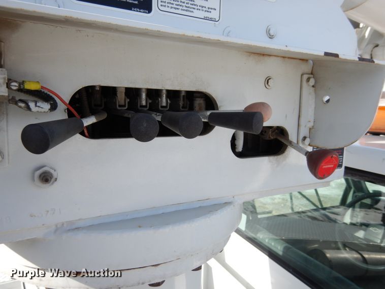 image for item JK9843 2001 Chevrolet C7500  bucket truck