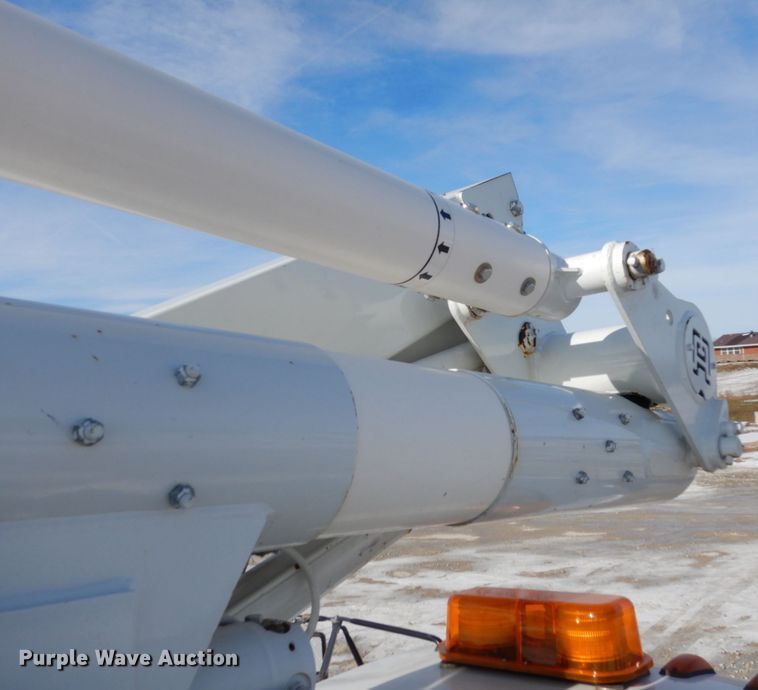 image for item JK9843 2001 Chevrolet C7500  bucket truck