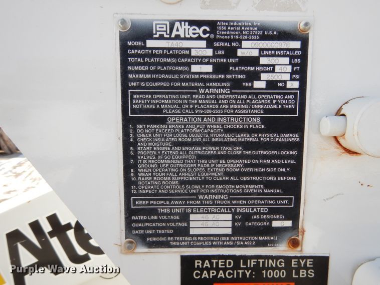 image for item JK9843 2001 Chevrolet C7500  bucket truck