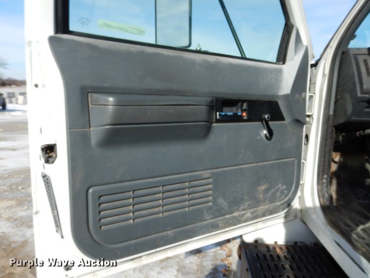 image for item JK9843 2001 Chevrolet C7500  bucket truck