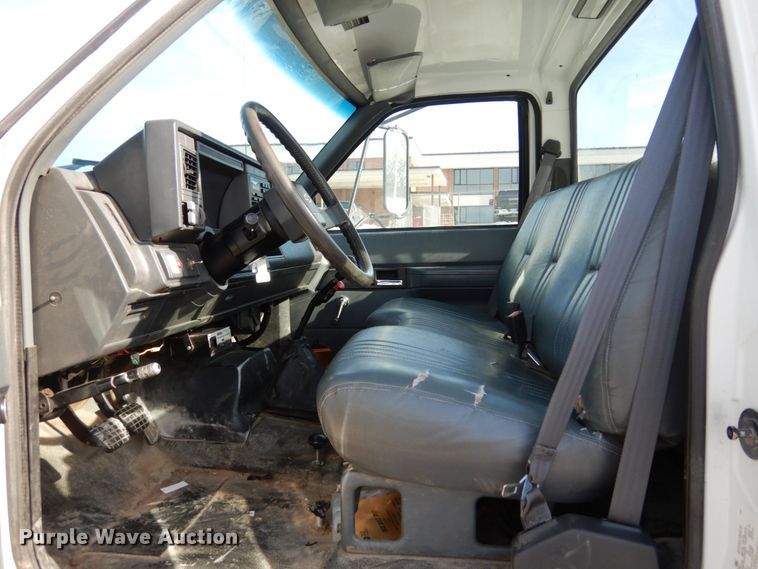 image for item JK9843 2001 Chevrolet C7500  bucket truck