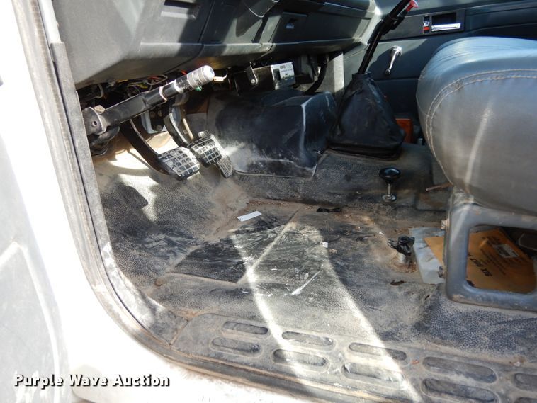 image for item JK9843 2001 Chevrolet C7500  bucket truck