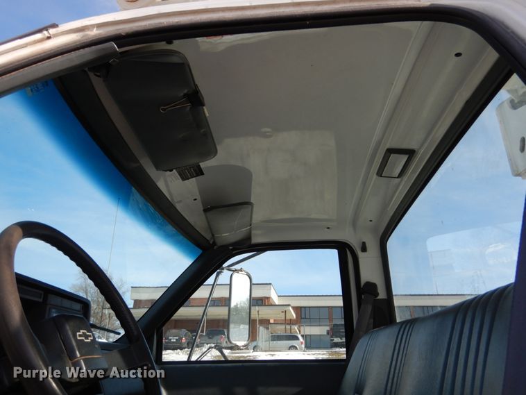 image for item JK9843 2001 Chevrolet C7500  bucket truck