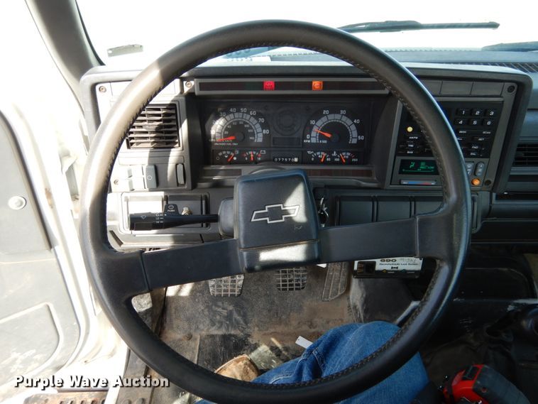 image for item JK9843 2001 Chevrolet C7500  bucket truck