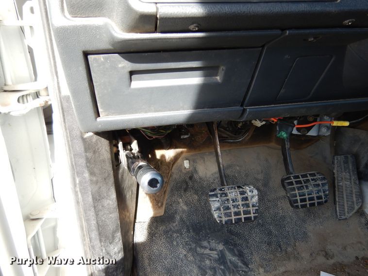 image for item JK9843 2001 Chevrolet C7500  bucket truck