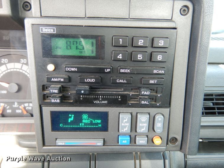 image for item JK9843 2001 Chevrolet C7500  bucket truck